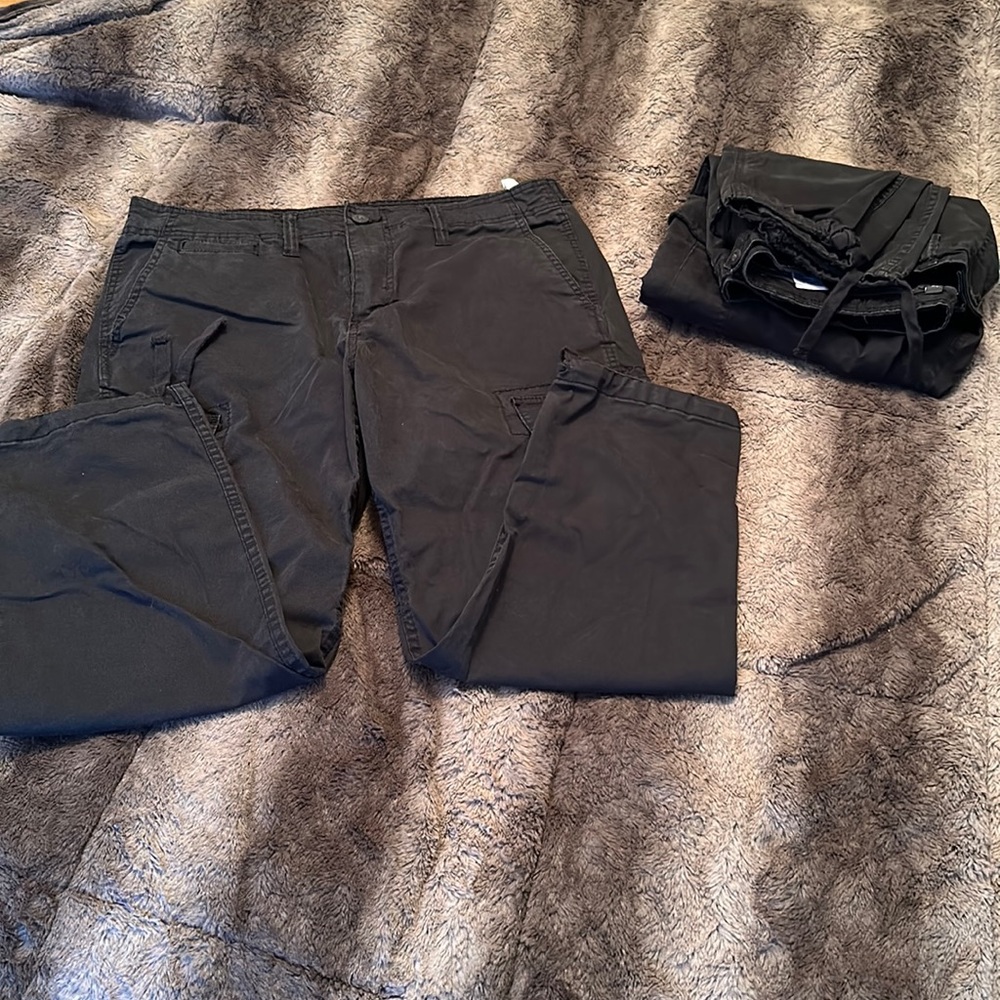 Men’s American Eagle Cargo pants.
